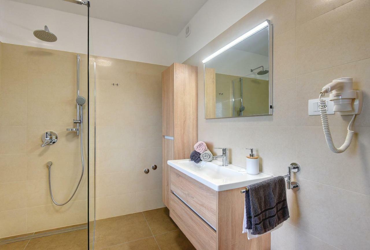 Villa Andrija Family Dream With Heated Pool At The Sea With Beautiful Garden, Outside Cinema And Kids Playground Fazana Luaran gambar